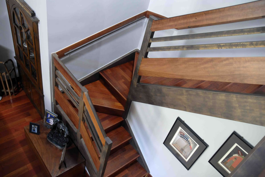 escalera forrada de madera